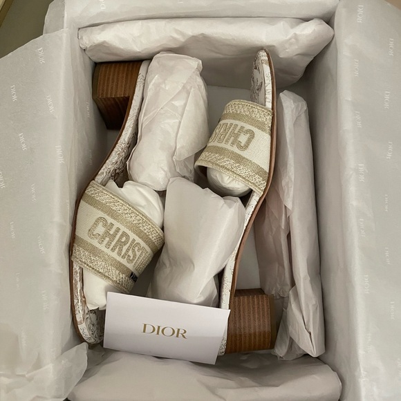 Dior Dway Heeled Slide Jardin d'Hiver Motif White-Gold
DIOR | KCQ244JHL-S67W - Picture 2 of 12
